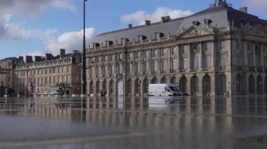Bordeaux, Fransa - 3 Ekim 2024: Bordeaux, Fransa 'da Miroir d' Eau veya su aynası