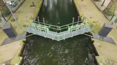 Paris, Fransa - 8 Ekim 2024: Paris, Fransa 'daki Saint-Martin Kanalı' nda kilitleniyor