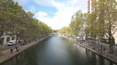 Paris, Fransa - 8 Ekim 2024: Paris, Fransa 'daki Saint-Martin Kanalı' nda kilitleniyor