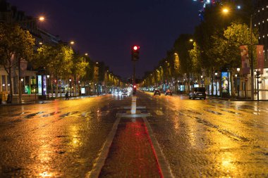 Paris, Fransa - 6 Ekim 2024: Paris 'te Şanzelize Bulvarı