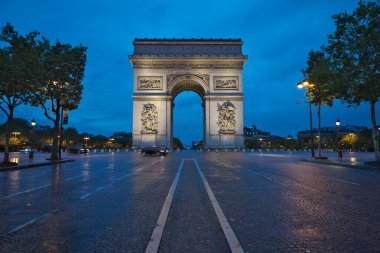 Paris, Fransa - 6 Ekim 2024: Paris, Fransa 'da yağmurlu şafakta Zafer Yayı
