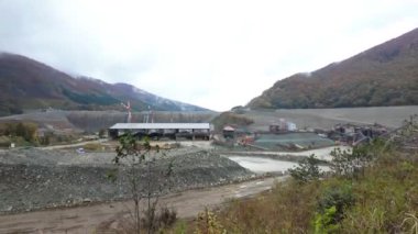 Akita, Japonya - 28 Ekim 2024: Japonya 'nın Akita kentinde Naruse Barajı' nın inşaatı
