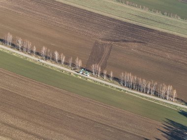 Hokkaido, Japonya - 14 Kasım 2024: Japonya, Hokkaido 'daki Memanbetsu havaalanı yakınlarındaki çiftlik