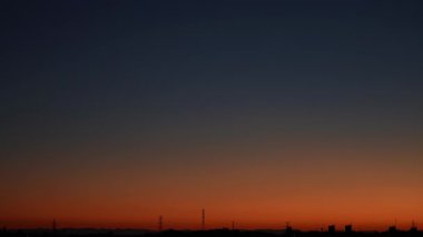 Tokyo, Japonya - 25 Kasım 2024: Tokyo, Japonya 'da şafakta gökyüzünün güzel rengi