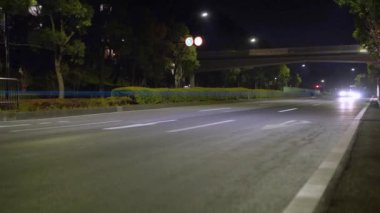 Tokyo, Japonya - 16 Aralık 2024: Tokyo, Japonya 'da şafakta Tama Center istasyonuna gelen trenler
