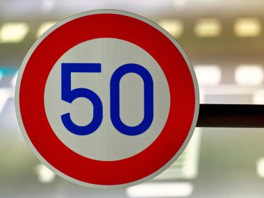 Tokyo, Japonya - 27 Aralık 2024: Japonya 'da hız sınırı işareti