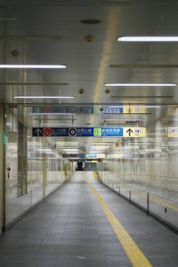 Tokyo, Japonya - 2 Aralık 2025 Şafakta Tokyo, Japonya 'da yeraltı caddesi