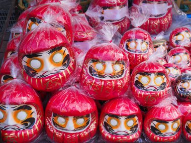 Tokyo, Japonya - 12 Ocak 2025: Dharma bebekleri veya Bodhidharmas veya Daruma satan bir tezgah