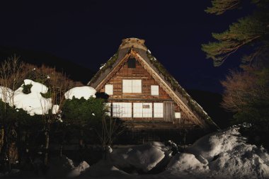 Gifu, Japonya - 19 Ocak 2025: Shirakawago, Gifu, Japonya 'da sazdan yapılmış çatı evi