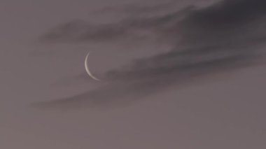 Tokyo, Japonya - 27 Ocak 2025: Güneş doğarken hafif bulutlarla kaplı olan ay