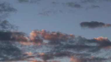 Tokyo, Japonya - 28 Ocak 2025: Sabah bulutları yükselen güneşle aydınlandı