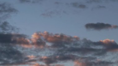 Tokyo, Japonya - 28 Ocak 2025: Sabah bulutları yükselen güneşle aydınlandı