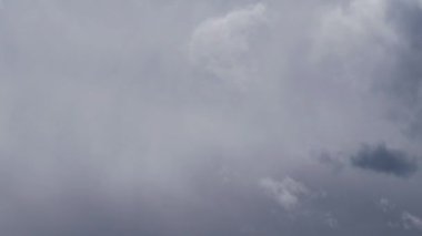 Tokyo, Japonya - 4 Şubat 2025 Kış gökyüzünde kar bulutları