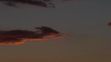 Tokyo, Japonya - 9 Şubat 2025: Batan güneşle aydınlanan bulutlar