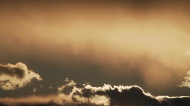 Tokyo, Japonya - 22 Şubat 2025: Kışın Sunset 'te dramatik hareket eden bulutlar