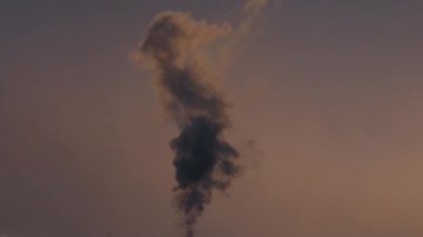 Tokyo, Japonya - 23 Şubat 2025: Kış akşamı gökyüzü arka planında duman