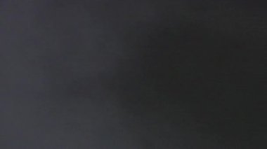 Tokyo, Japonya - 24 Şubat 2025 Kış gecesi hava deliğinden buhar çıkıyor