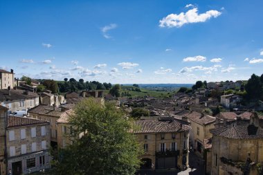 Saint Emilion, Fransa - 4 Ekim 2024: Fransa 'nın Saint Emilion köyündeki güzel üzüm bağları