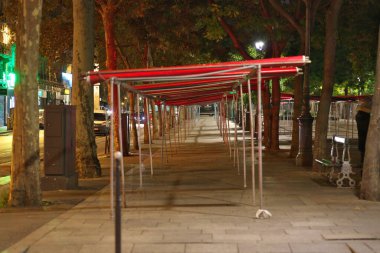 Paris, Fransa - 2 Ekim 2024: Paris 'teki Bastille Meydanı yakınlarındaki Richard Lenoir Bulvarı' nda açık pazar 