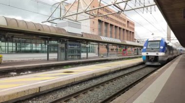 Lyon, Fransa - 7 Ekim 2024: Fransa 'daki Lyon istasyonuna giden bir tren