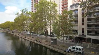 Paris, Fransa - 8 Ekim 2024: Sonbaharda Paris, Fransa 'da Saint-Martin Kanalı