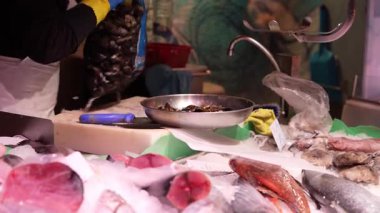 Barselona, İspanya - 17 Mart 2025: Barcelona 'daki Saint Josep pazarından midye almak