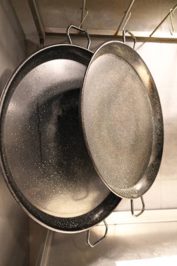 Barselona, İspanya - 17 Mart 2025: Paelia pişirmek için büyük tavalar