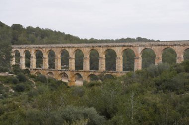 Tarragona, İspanya - 18 Mart 2025: Ferreres Aqueduct Pont del Diable olarak da bilinir. 