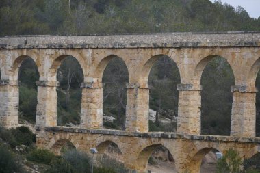 Tarragona, İspanya - 18 Mart 2025: Ferreres Aqueduct Pont del Diable olarak da bilinir. 