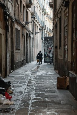 Barselona, İspanya - 17 Mart 2025: Barcelona, İspanya 'da Liceu istasyonu yakınlarında taş kaldırım