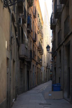 Barselona, İspanya - 17 Mart 2025: Barcelona, İspanya 'da Liceu istasyonu yakınlarında taş kaldırım