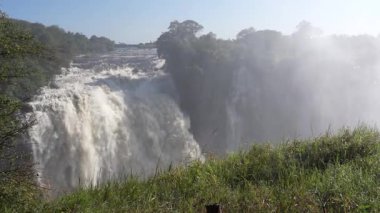 Victoria Falls, Zimbabwe - 13 Nisan 2025: Victoria Şelalesi 'nin Zimbabwe' deki su akışının yavaşlığı, 