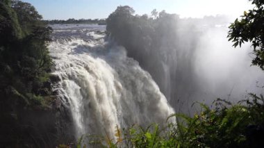 Victoria Falls, Zimbabwe - 13 Nisan 2025: Victoria Şelalesi 'nin Zimbabwe' deki su akışının yavaşlığı, 