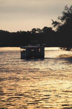 Victoria Falls, Zimbabwe - 13 Nisan 2025 Zimbabwe 'deki Zambezi Nehri' nde gün batımı gezisi