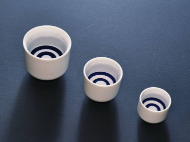 Tokyo, Japonya - 27 Nisan 2025: Yuvarlak mavi daireli üç büyük sake fincanı, yudumlama veya Ochoko