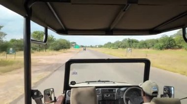 Kanane, Botswana - 11 Nisan 2025: Zimbabwe sınırı yakınlarındaki Kasane, Botswana 'da Upper Road boyunca sahne