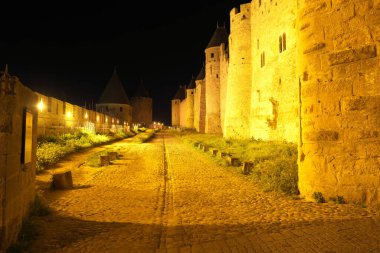 Carcassonne, Fransa - 15 Mayıs 2025: Fransa 'da Carcassonne, güçlendirilmiş şehir, gece manzarası