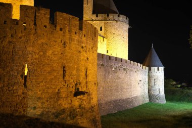 Carcassonne, Fransa - 15 Mayıs 2025: Fransa 'da Carcassonne, güçlendirilmiş şehir, gece manzarası