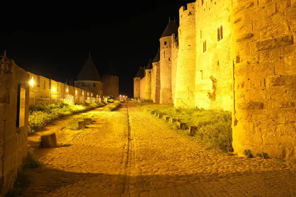 Carcassonne, Fransa - 15 Mayıs 2025: Fransa 'da Carcassonne, güçlendirilmiş şehir, gece manzarası