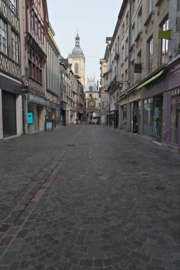 Rouen, Fransa - 21 Mayıs 2025: Gros-Horloge veya Büyük Saat Rouen, Normandiya, Fransa