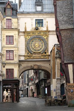 Rouen, Fransa - 21 Mayıs 2025: Gros-Horloge veya Büyük Saat Rouen, Normandiya, Fransa