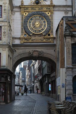 Rouen, Fransa - 21 Mayıs 2025: Gros-Horloge veya Büyük Saat Rouen, Normandiya, Fransa