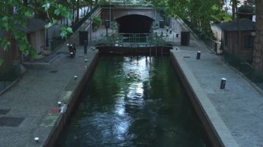 Paris, Fransa - 21 Mayıs 2025: Paris 'te Sabah Saint-Martin Kanalı