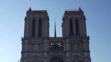 Paris, Fransa - 20 Mayıs 2025: Paris Notre-Dame Cephesi