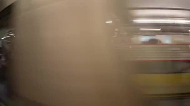 Tokyo, Japonya - 29 Mayıs 2025: Tokyo 'da metro istasyonundan geçen