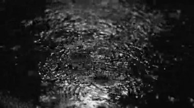 Tokyo, Japonya - 30 Mayıs 2025: Taştan bir kaldırıma yağan sağanak yağmur