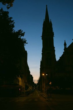 Paris, Fransa - 21 Mayıs 2025: Şafakta Paris 'te Saint-Ambroise silueti