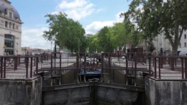 Toulouse, Fransa - 16 Mayıs 2025 Toulouse Matabiau istasyonunun önündeki Du Midi kanalından geçen bir tekne