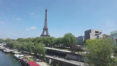 Paris, Fransa - 18 Mayıs 2025: Eyfel Kulesi ve Seine nehri Metro hattından izleniyor