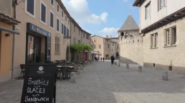 Carcassonne, Fransa - 16 Mayıs 2025: Carcassonne sokakları, güçlendirilmiş şehir, Fransa